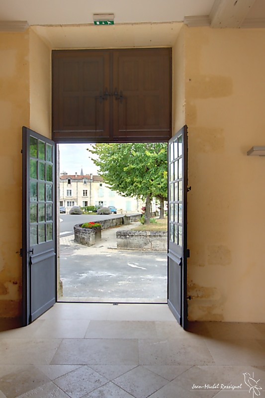 04_Salle-Ouest_Porte-Nord-sur-place.jpg