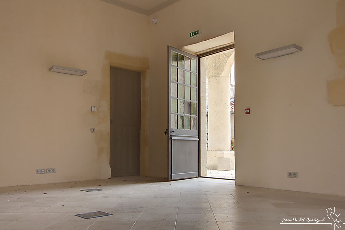 08_Salle-Ouest_vue-sur-cour-Sud.jpg