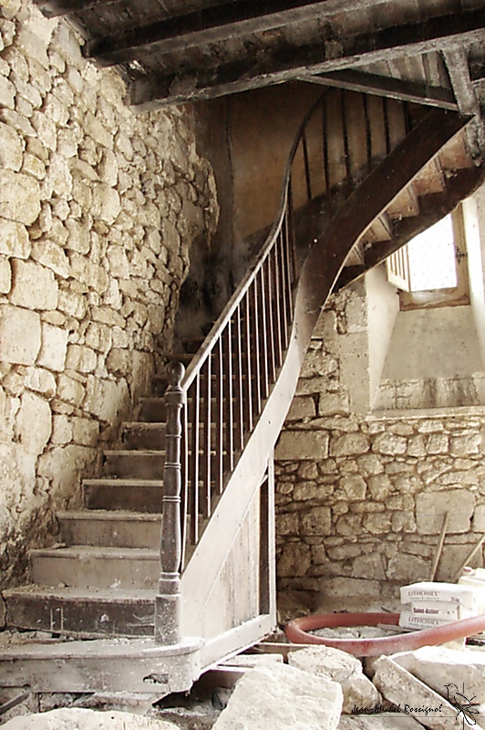 20_Salle-Est_Escalier-vers-etage.jpg